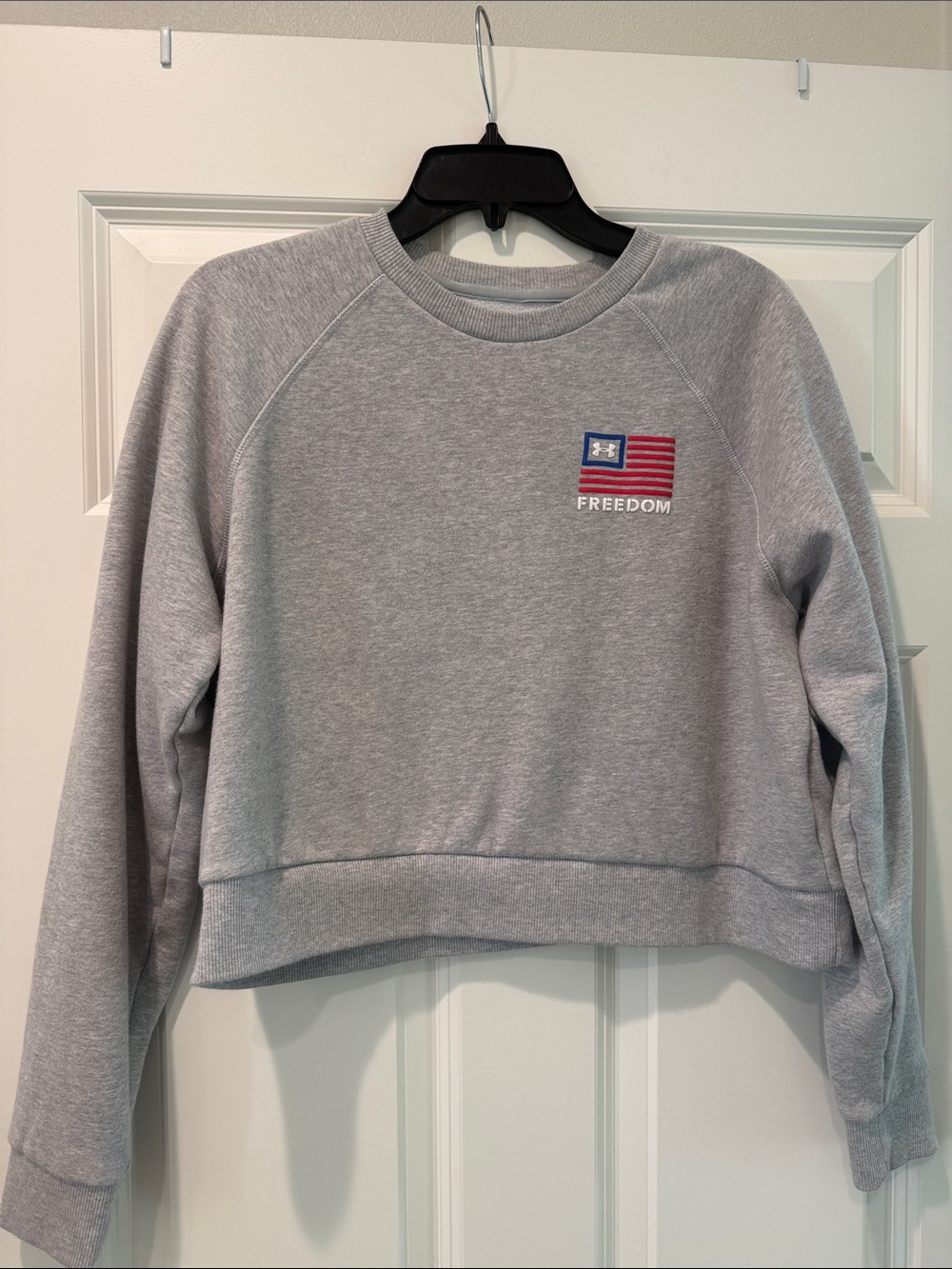 Under Armor Freedom Graphic Cropped Sweatshirt - Light Gray